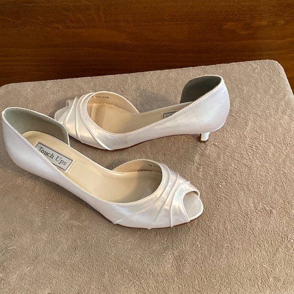 White satin peep toe pump size 9M. The shoe is a 1 and 1/2 inch heel New - Picture 1 of 1